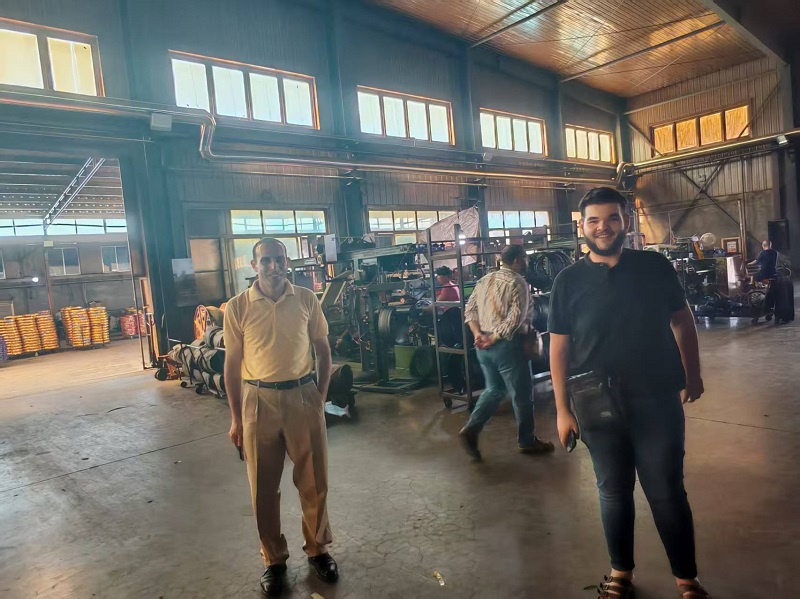 फॅक्टरी भेटीदरम्यान इजिप्शियन ग्राहकाकडून मोटरसायकल टायर्स आणि इनर ट्युबला ओळख मिळते